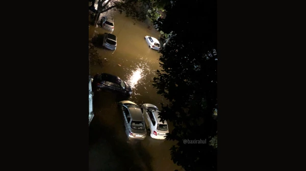 मुसळधार पावसामुळं मुंबईतलील अनेक परिसर अंधारात